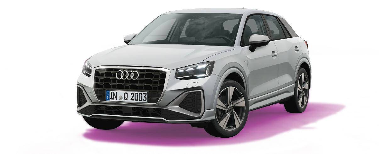 Zu sehen ist ein silberner Kompakt-SUV (Audi Q2) in einer Dreiviertelansicht von vorn, leicht nach links ausgerichtet. Der gro e schwarze K hlergrill mit den Audi-Ringen dominiert die Front, die LED-Scheinwerfer sind eingeschaltet. Das Fahrzeug steht vor einem stilisierten, violett-rosa Verlaufshintergrund ohne erkennbare Umgebung. Links oben befindet sich ein eingeblendeter Werbetext in wei er Schrift. Am Frontkennzeichen ist „IN Q 2003“ zu lesen.