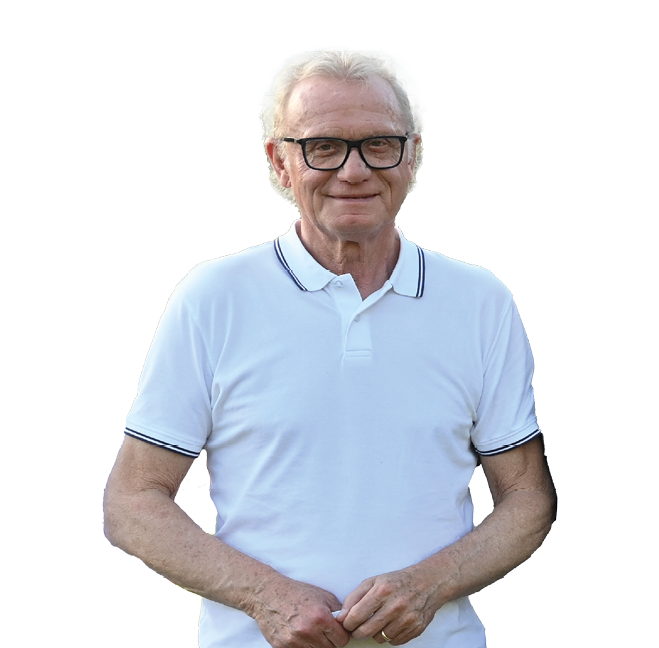 Eine Person mit kurzen wei en Haaren tr gt ein wei es Poloshirt und rote Shorts und steht vor einem wei en Hintergrund. Beschreibung von KI generiert