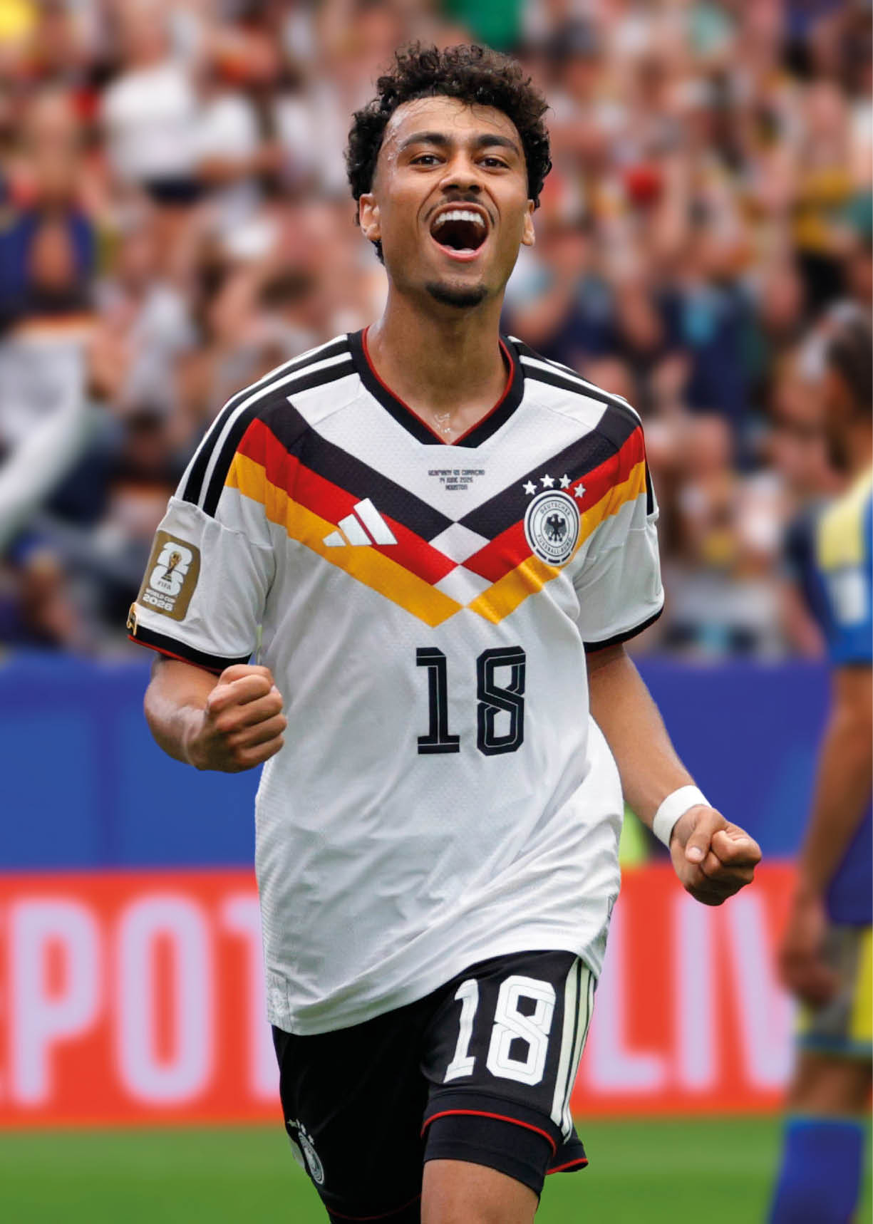 Eine Person mit einem wei en Trikot und der Nummer 18 jubelt auf einem Fu ballfeld vor einem Publikum. Beschreibung von KI generiert