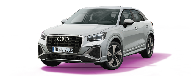 Zu sehen ist ein silberner Kompakt-SUV (Audi Q2) in einer Dreiviertelansicht von vorn, leicht nach links ausgerichtet. Der gro e schwarze K hlergrill mit den Audi-Ringen dominiert die Front, die LED-Scheinwerfer sind eingeschaltet. Das Fahrzeug steht vor einem stilisierten, violett-rosa Verlaufshintergrund ohne erkennbare Umgebung. Links oben befindet sich ein eingeblendeter Werbetext in wei er Schrift. Am Frontkennzeichen ist „IN Q 2003“ zu lesen.