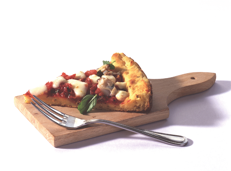 Zwei Pizzast cke mit Tomatensauce, K se und Basilikum liegen auf einem Holzbrett neben einer Gabel.   Beschreibung von KI generiert