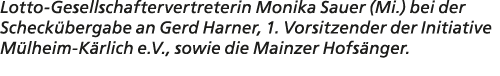Lotto Gesellschaftervertreterin Monika Sauer (Mi.) bei der Scheck bergabe an Gerd Harner, 1. Vorsitzender der Initiat...
