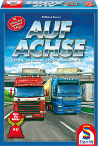 Das Cover eines Brettspiels zeigt zwei gro e Lastwagen auf einer Stra e vor einer Br cke mit blauem Himmel und Wolken im Hintergrund. Beschreibung von KI generiert