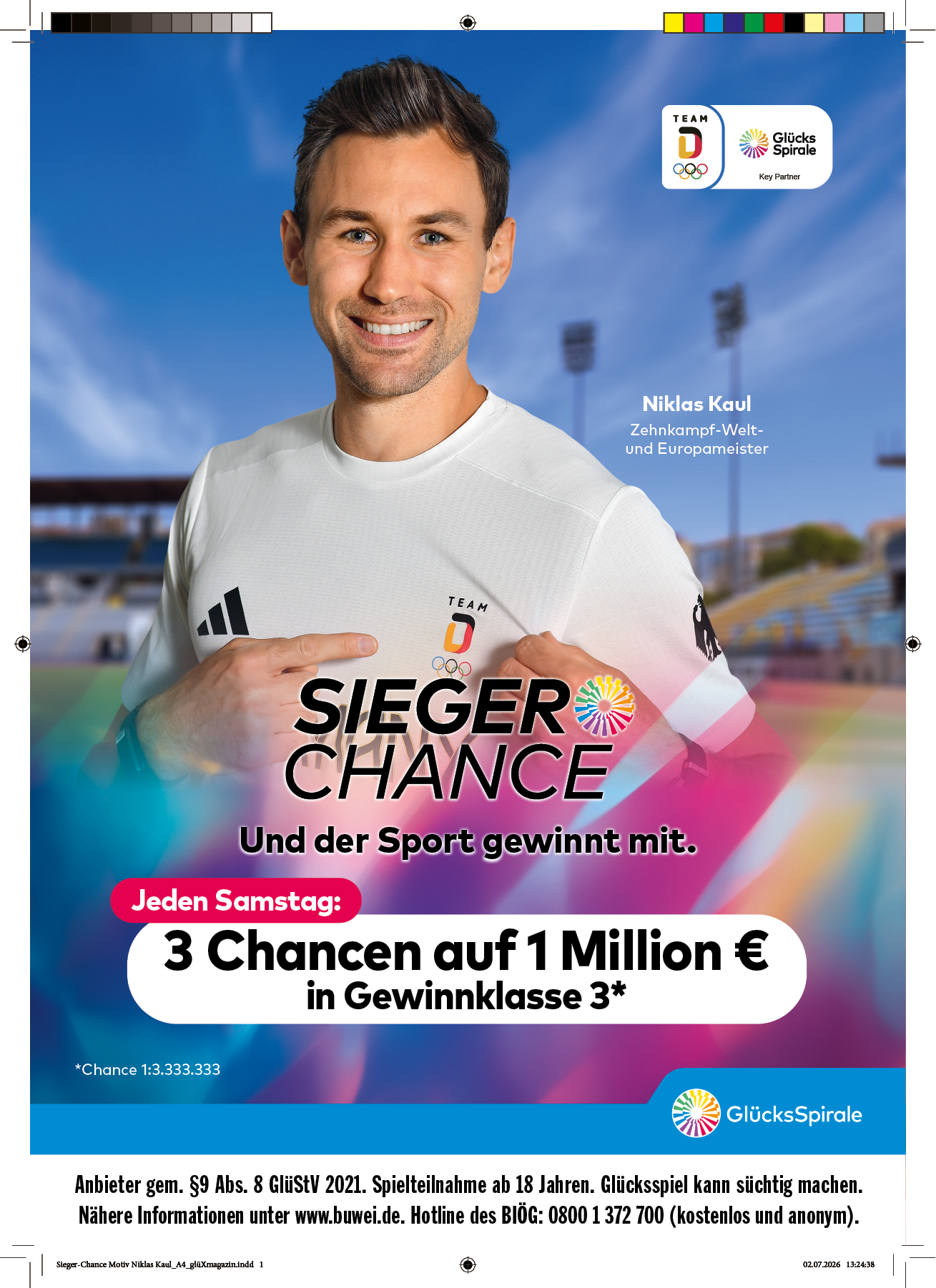 Eine l chelnde Person in einem wei en Sporttrikot steht vor einem Stadionhintergrund und h lt ein Shirt mit dem Schriftzug „SIEGER CHANCE“, w hrend auf dem Bild eine Werbebotschaft f r eine w chentliche Gewinnchance im Sport zu sehen ist. Beschreibung von KI generiert