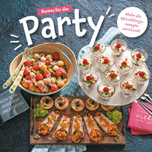 Verschiedene herzhafte und s e Partyh ppchen sind auf einem Holztisch angerichtet, darunter ein bunter Salat, kleine belegte Brote und Dessertgl ser mit Sahne und Beeren.  Beschreibung von KI generiert