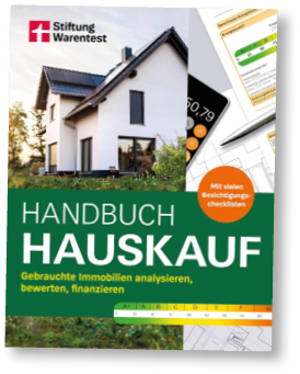 Ein verwunschener Garten mit gr nen Pflanzen und wei en Bl ten vor einem Geb ude mit einer Holzbank. Beschreibung von KI generiert