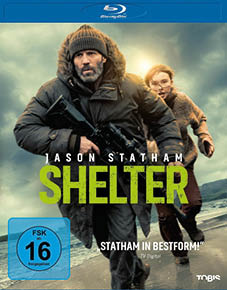 Zwei Personen in Winterkleidung rennen an einem st rmischen Strand, eine h lt ein Gewehr, auf dem Cover eines Blu-ray-Films mit dem Titel Shelter. Beschreibung von KI generiert