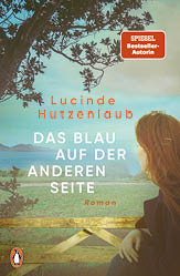 Person mit schulterlangen Haaren sitzt auf einer Bank und blickt auf eine Landschaft mit Wasser, B umen und Bergen, auf dem Buchcover von „Das Blau auf der anderen Seite“ von Lucinde Hutzenlaub. Beschreibung von KI generiert