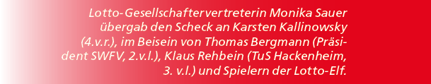 Lotto Gesellschaftervertreterin Monika Sauer bergab den Scheck an Karsten Kallinowsky (4.v.r.), im Beisein von Thoma...