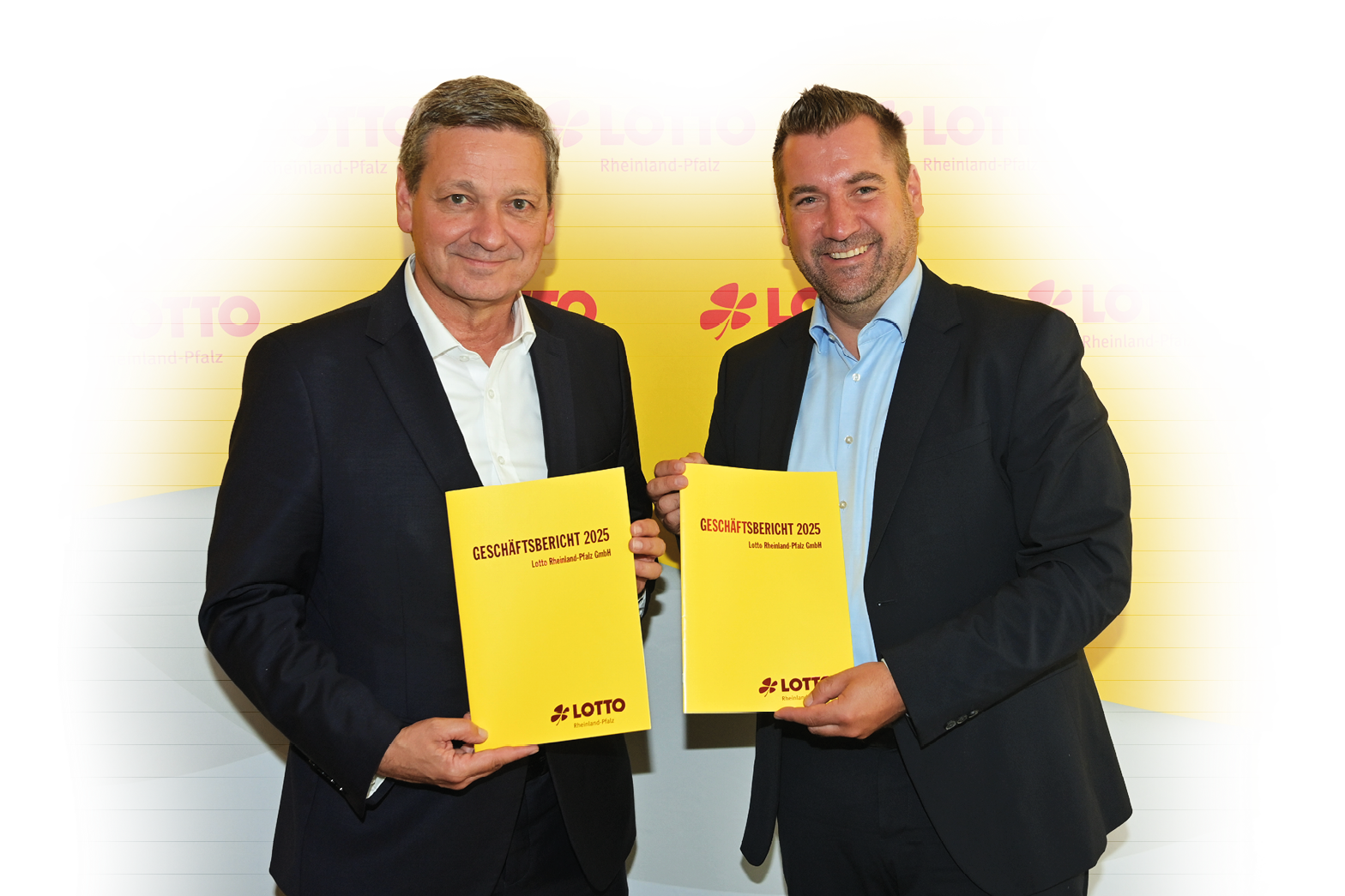 Zwei Erwachsene in Anz gen halten l chelnd gelbe Ordner vor einem gelben Hintergrund mit dem Schriftzug Lotto. Beschreibung von KI generiert