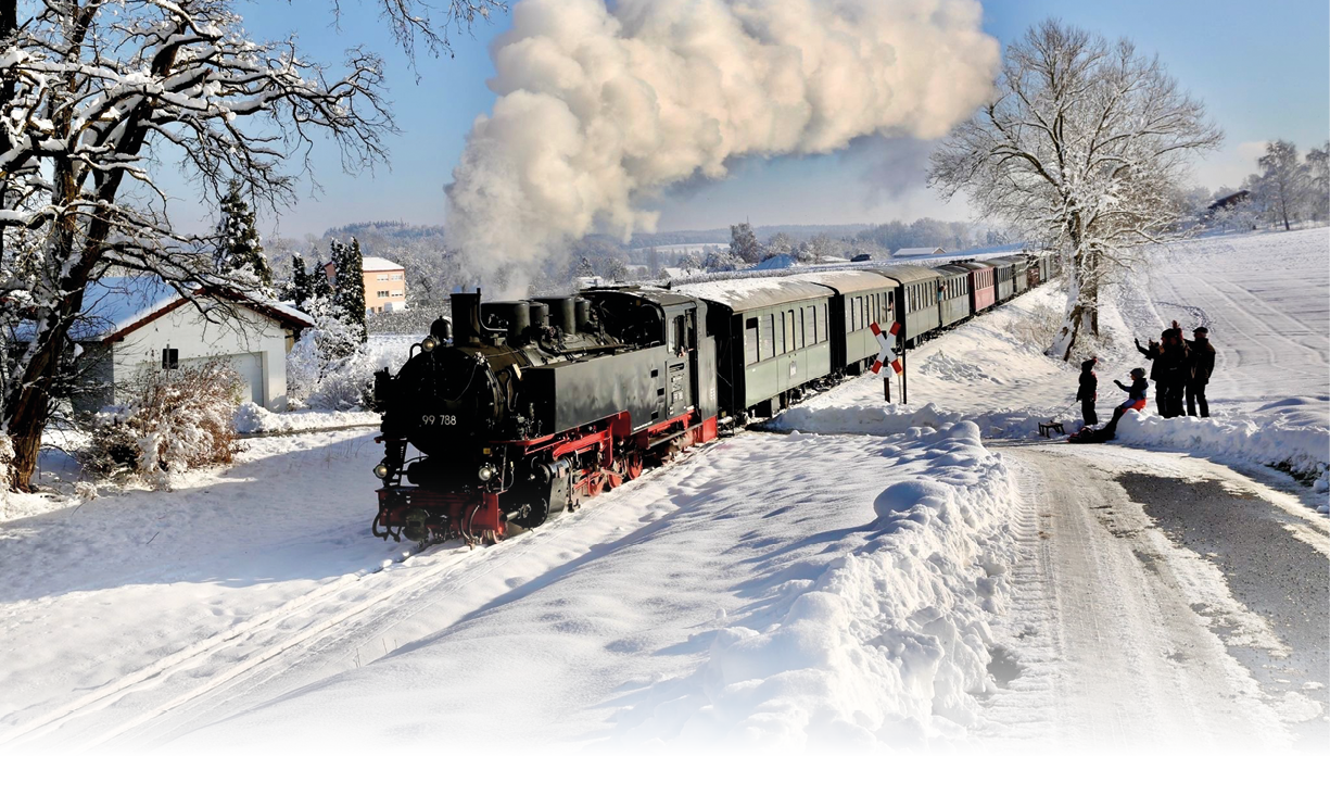 Eine dampfbetriebene Lokomotive f hrt durch eine verschneite Winterlandschaft, w hrend mehrere Personen am Wegesrand stehen und zuschauen. Beschreibung von KI generiert