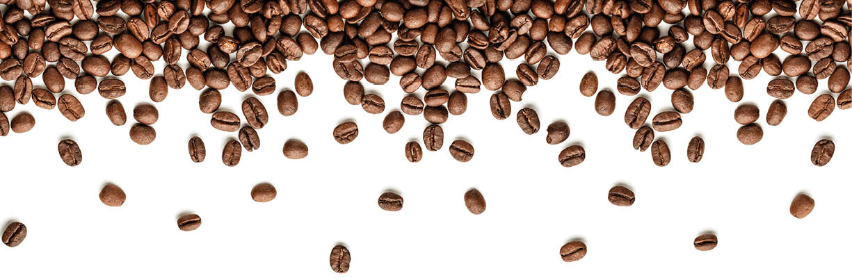 Kaffeebohnen liegen am unteren Bildrand und einige Bohnen schweben dar ber vor einem wei en Hintergrund. Beschreibung von KI generiert