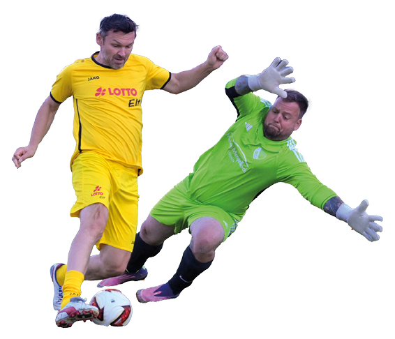 Eine Person in gelber Sportkleidung k mpft mit einer Person in gr ner Torwartkleidung um den Ball auf einem Fu ballfeld. Beschreibung von KI generiert