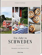 Ein Buchcover zeigt eine l ndliche Szene mit einem roten Haus, einen gedeckten Tisch mit blau-wei kariertem Tuch und eine Nahaufnahme von Zimtschnecken, der Titel lautet Ein Jahr in Schweden mit Rezepten und Geschichten.  Beschreibung von KI generiert