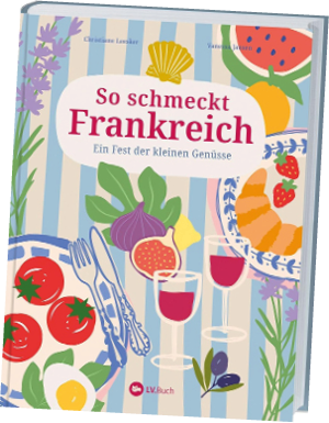 Ein bunt illustrierter Buchumschlag zeigt franz sische Spezialit ten wie Croissants, Wein, Tomaten, Feigen und Kr uter vor einem gestreiften Hintergrund mit dem Titel „So schmeckt Frankreich – Ein Fest der kleinen Gen sse“. Beschreibung von KI generiert