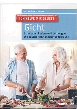 Zwei Senioren bereiten in einer hellen K che gemeinsam einen Salat zu und l cheln sich dabei an. Beschreibung von KI generiert