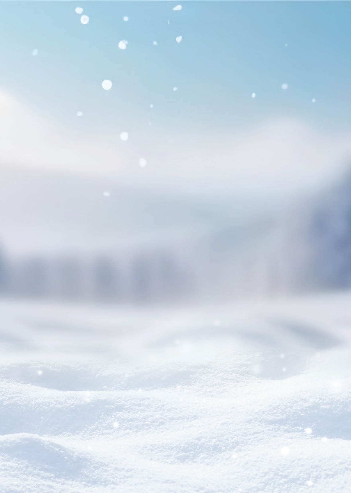 Eine verschneite Winterlandschaft mit schneebedeckten B umen und leicht fallendem Schnee vor einem nebligen, blauen Himmel. Beschreibung von KI generiert