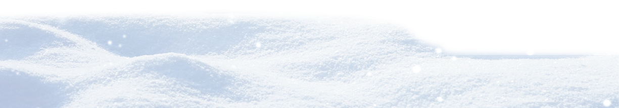 Eine Person in einem roten Mantel und einer schwarzen M tze steht auf einem schneebedeckten H gel und blickt in die Ferne, w hrend der Himmel bew lkt ist. Beschreibung von KI generiert